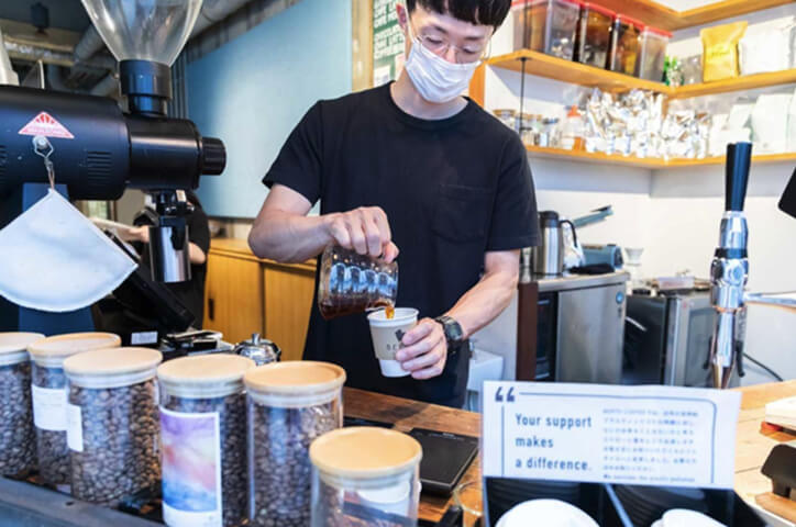 コーヒーを淹れている様子