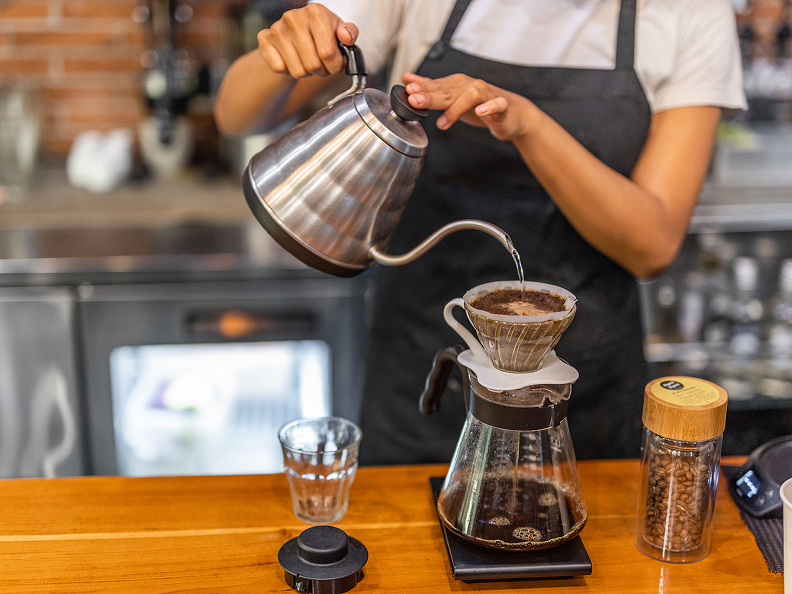 コーヒーを淹れている様子