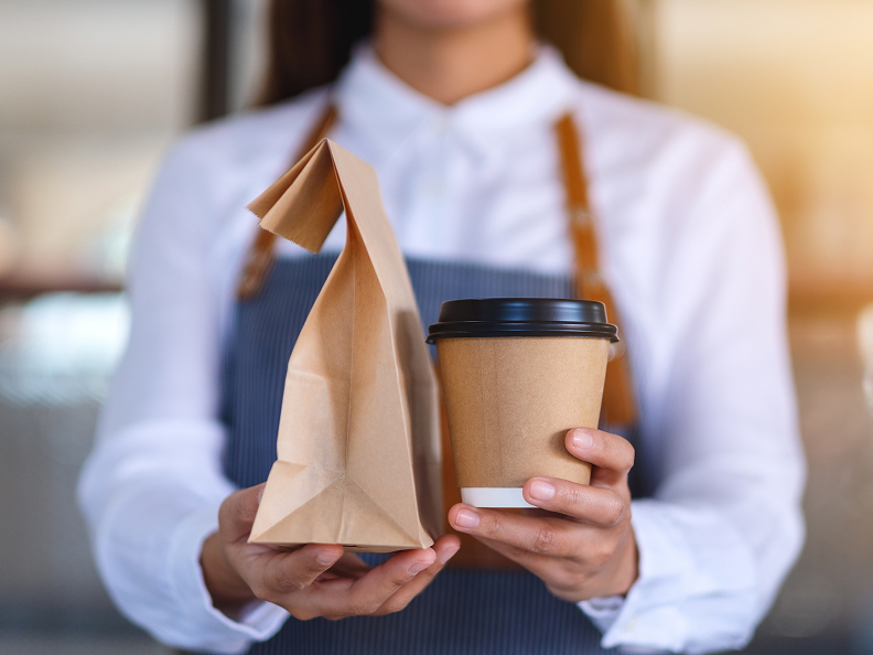 コーヒーを提供している様子