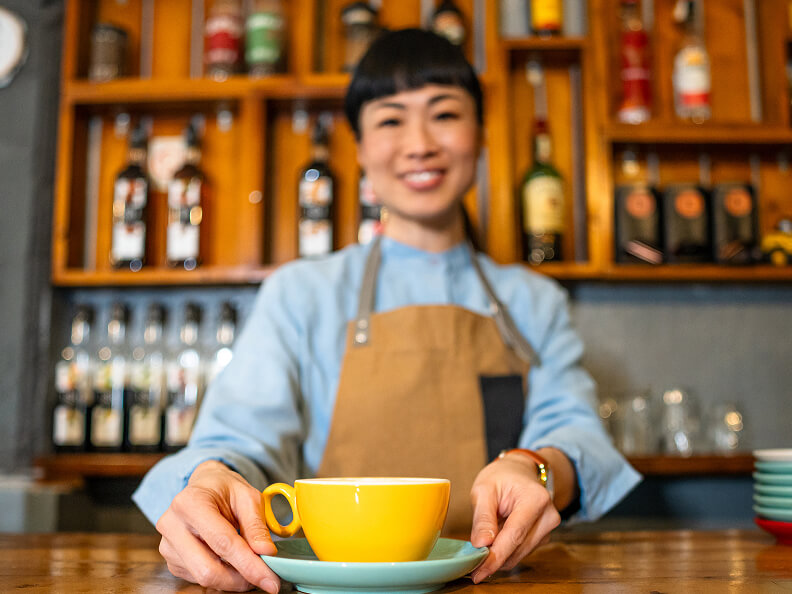コーヒーを提供している様子