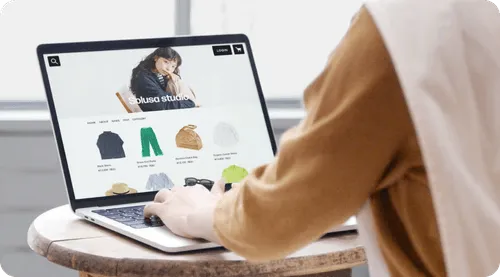 ネットショップを開設している様子の写真