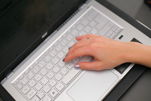 Unitree G1 humanoidní robot běží a mává