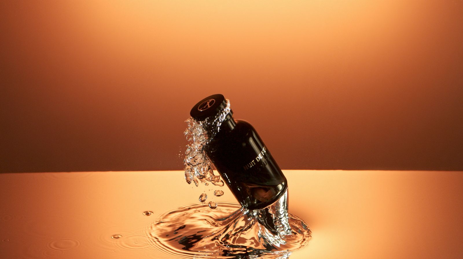 Flacon de parfum plongé dans l'eau, film publicitaire Norman's Lab