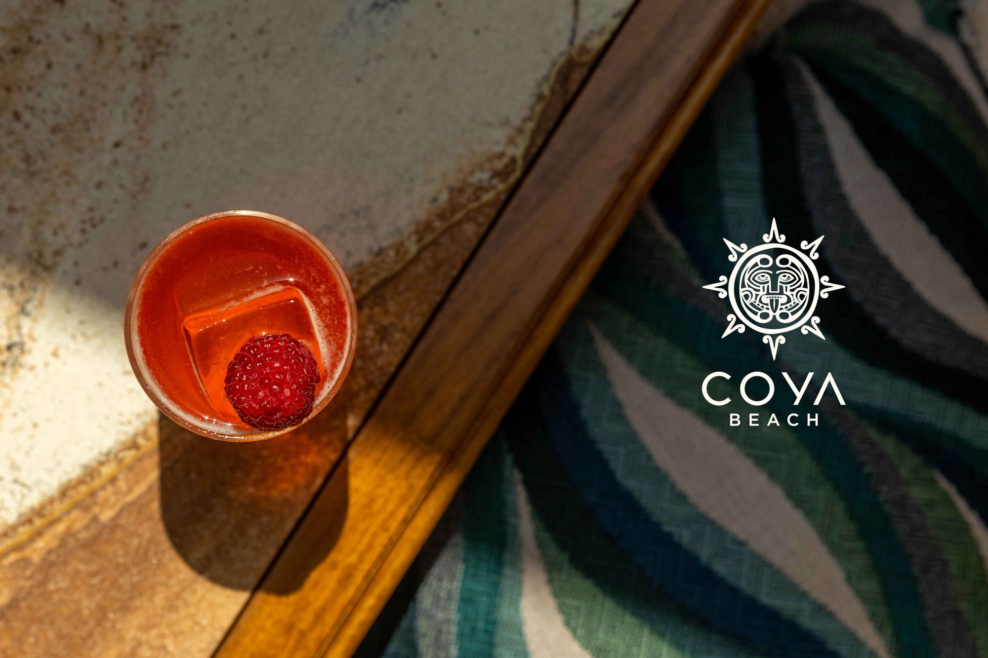 Cocktail a la framboise au Coya Beach, photographie culinaire