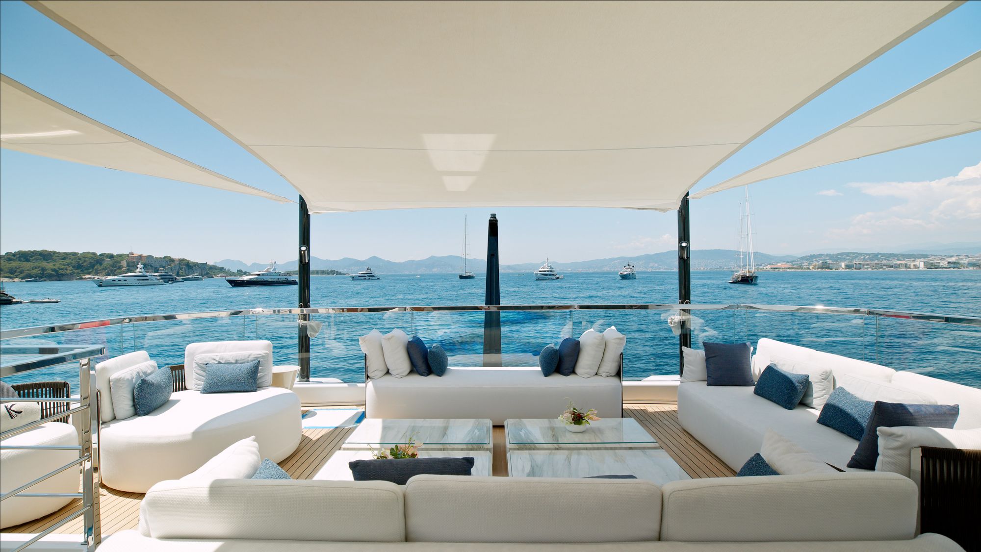 Pont d'un yacht face à la baie, tournage yachting sur la Riviera