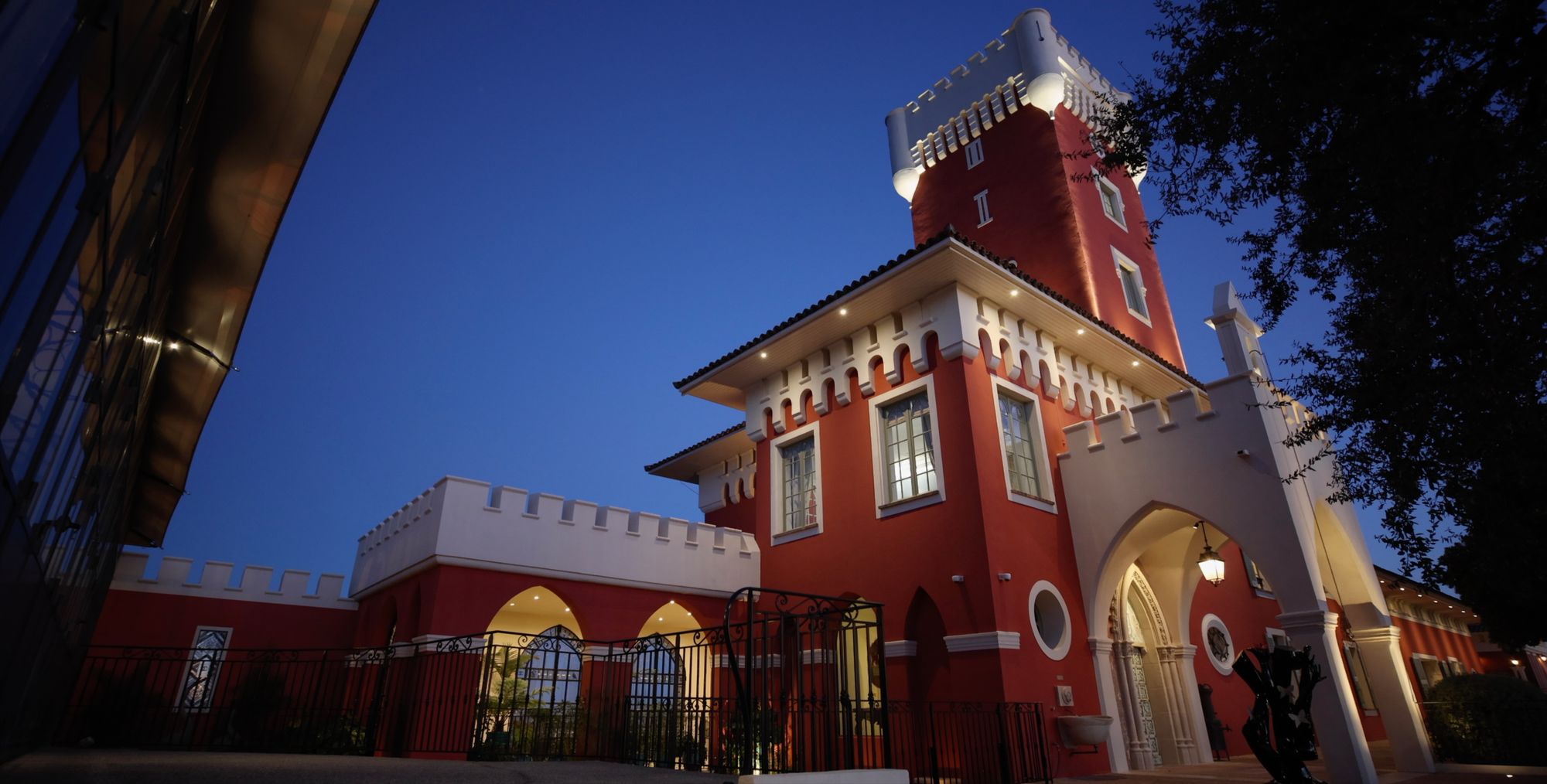 Façade d'une propriété de prestige à la tombée de la nuit, photographie immobilier de luxe