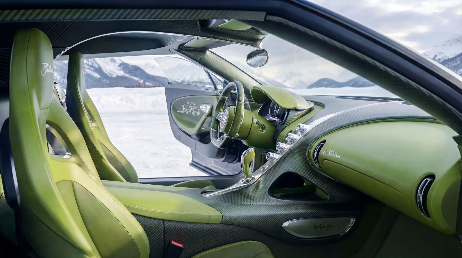 Intérieur d'une hypercar verte face aux montagnes enneigées, image IA