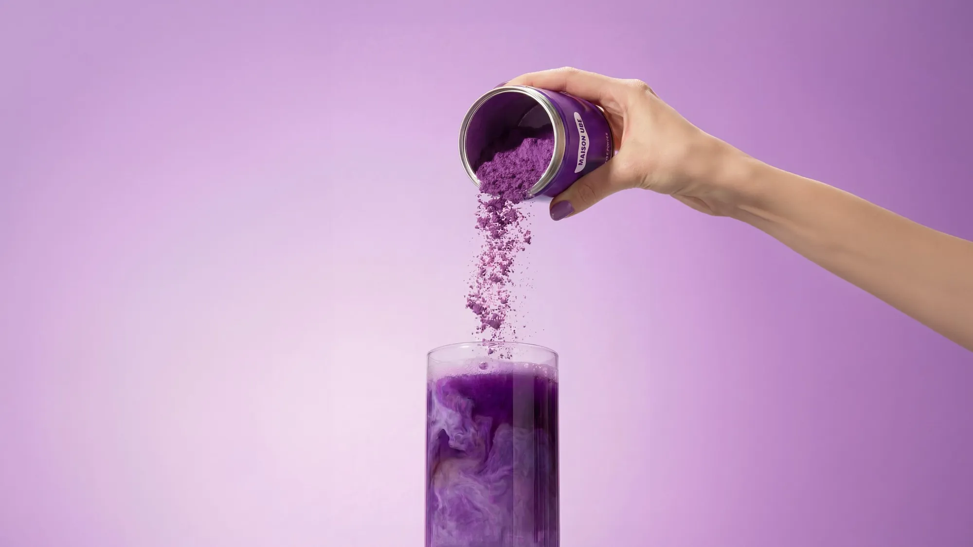 Poudre d'ube violette versée dans un verre de lait, production hybride tournage et IA