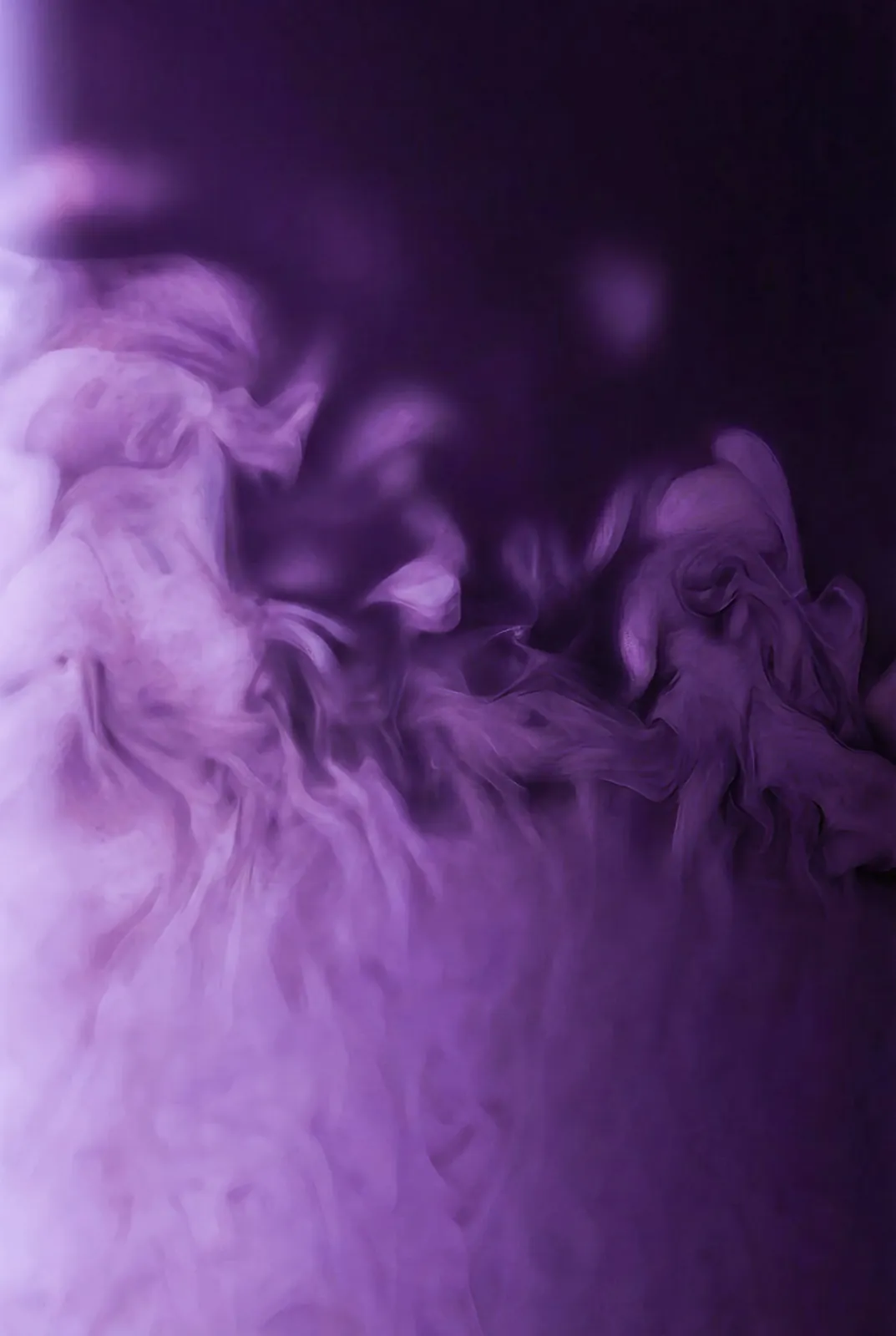 Volutes de couleur violette, univers visuel Maison Ube créé par IA