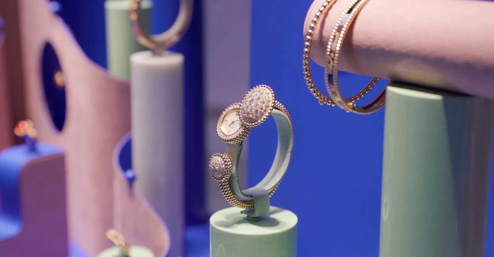 Montre joaillière pavée de diamants sur une scénographie colorée, vidéo joaillerie et horlogerie