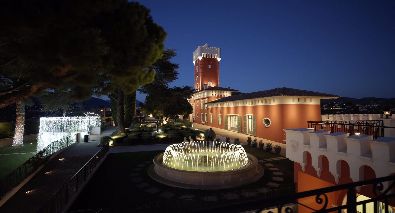 Domaine de prestige illuminé de nuit avec sa tour et sa fontaine, vidéo institutionnelle