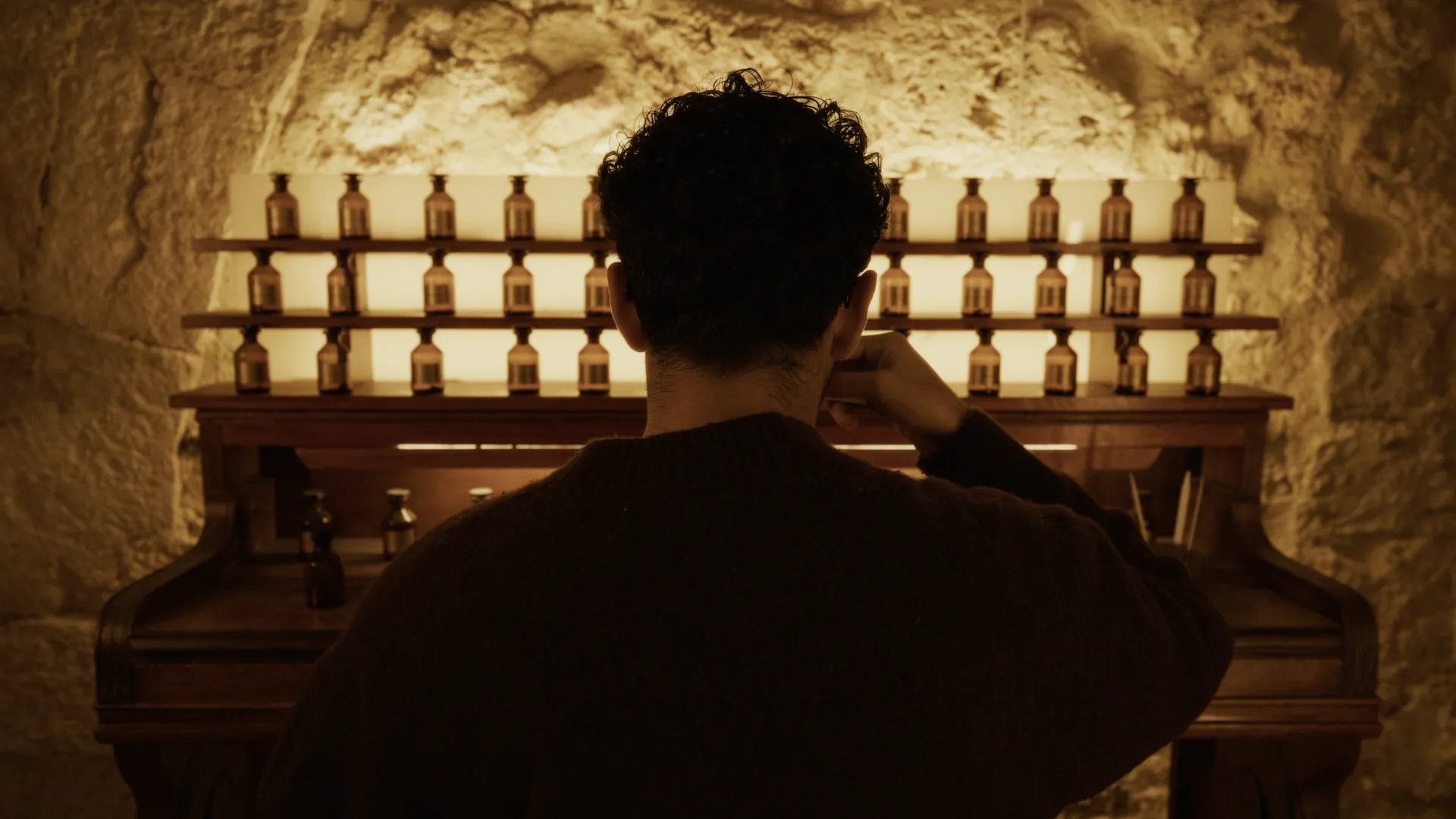 Parfumeur face à son orgue à parfums, film de marque Norman's Lab