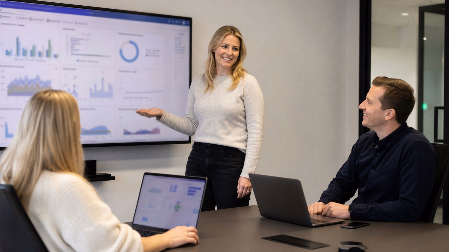 Woman presenting IT co-management differences to colleagues