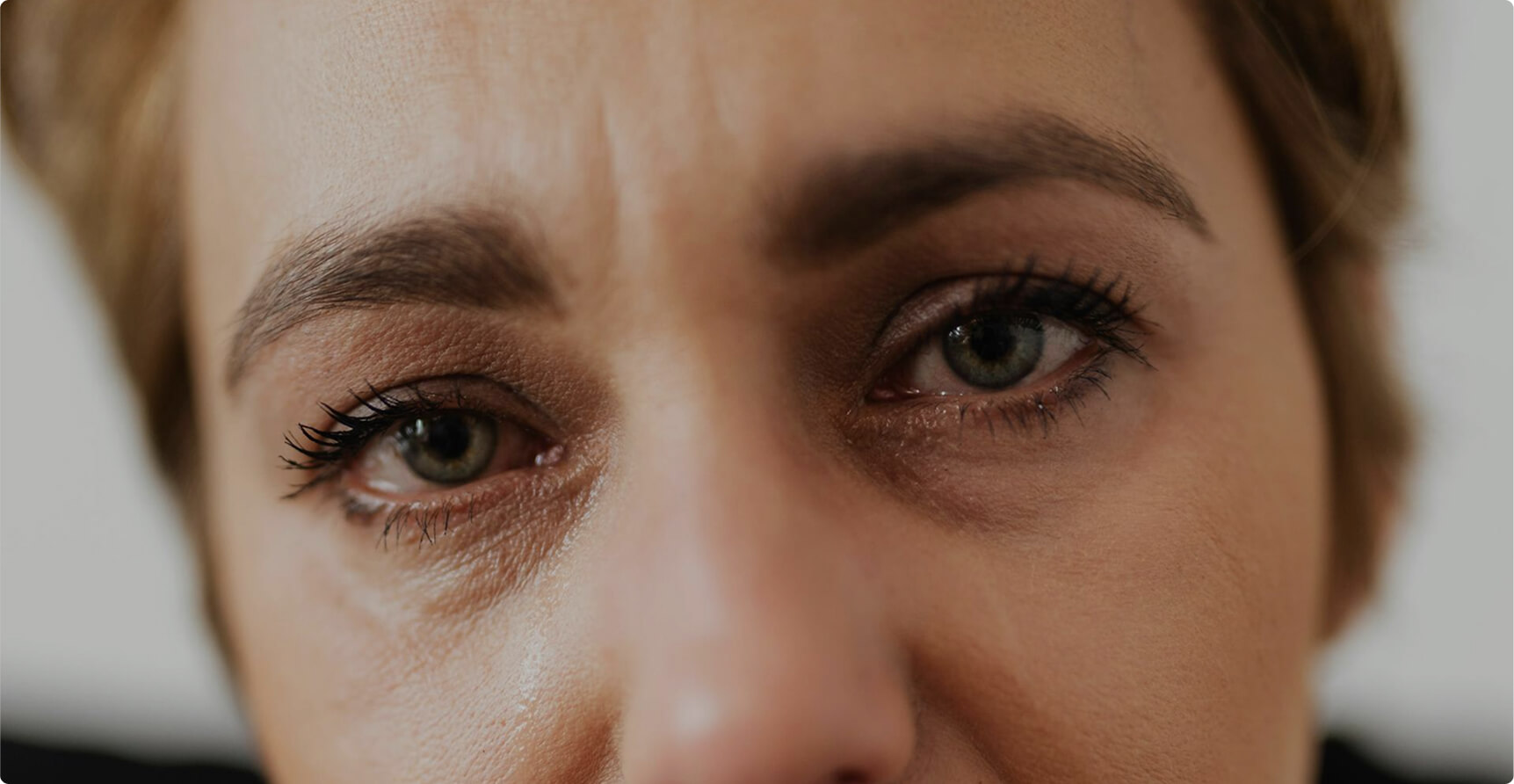 mujer con ojos llorosos