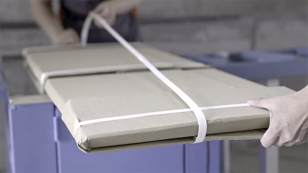 Strapping of carton
