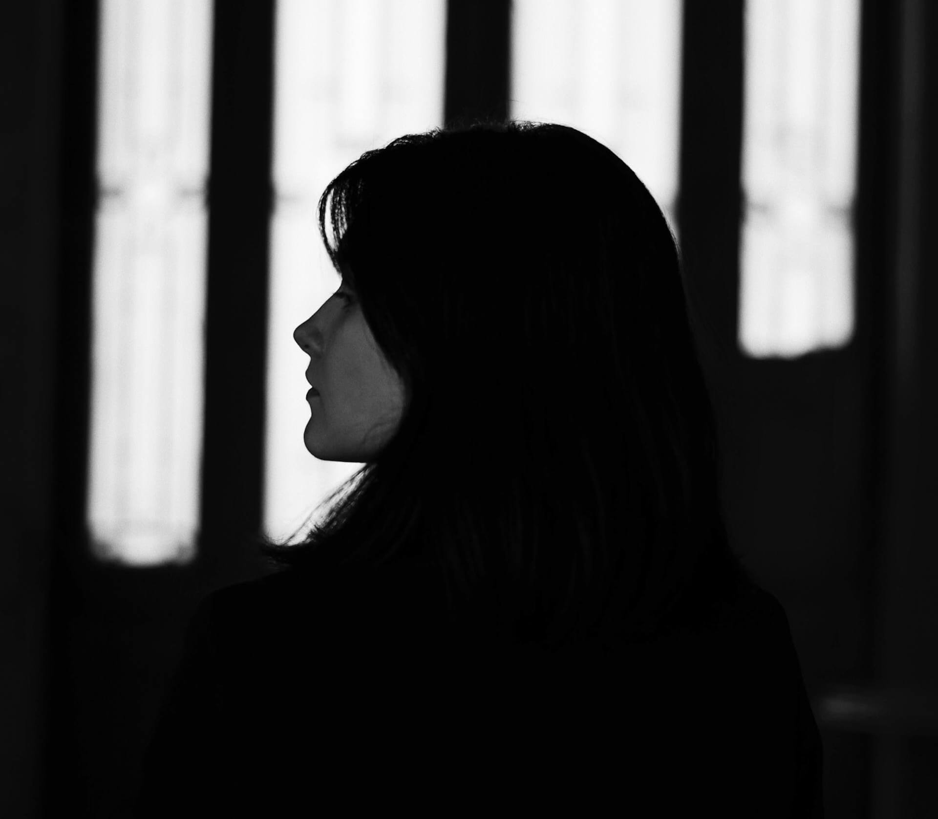 chica en la oscuridad