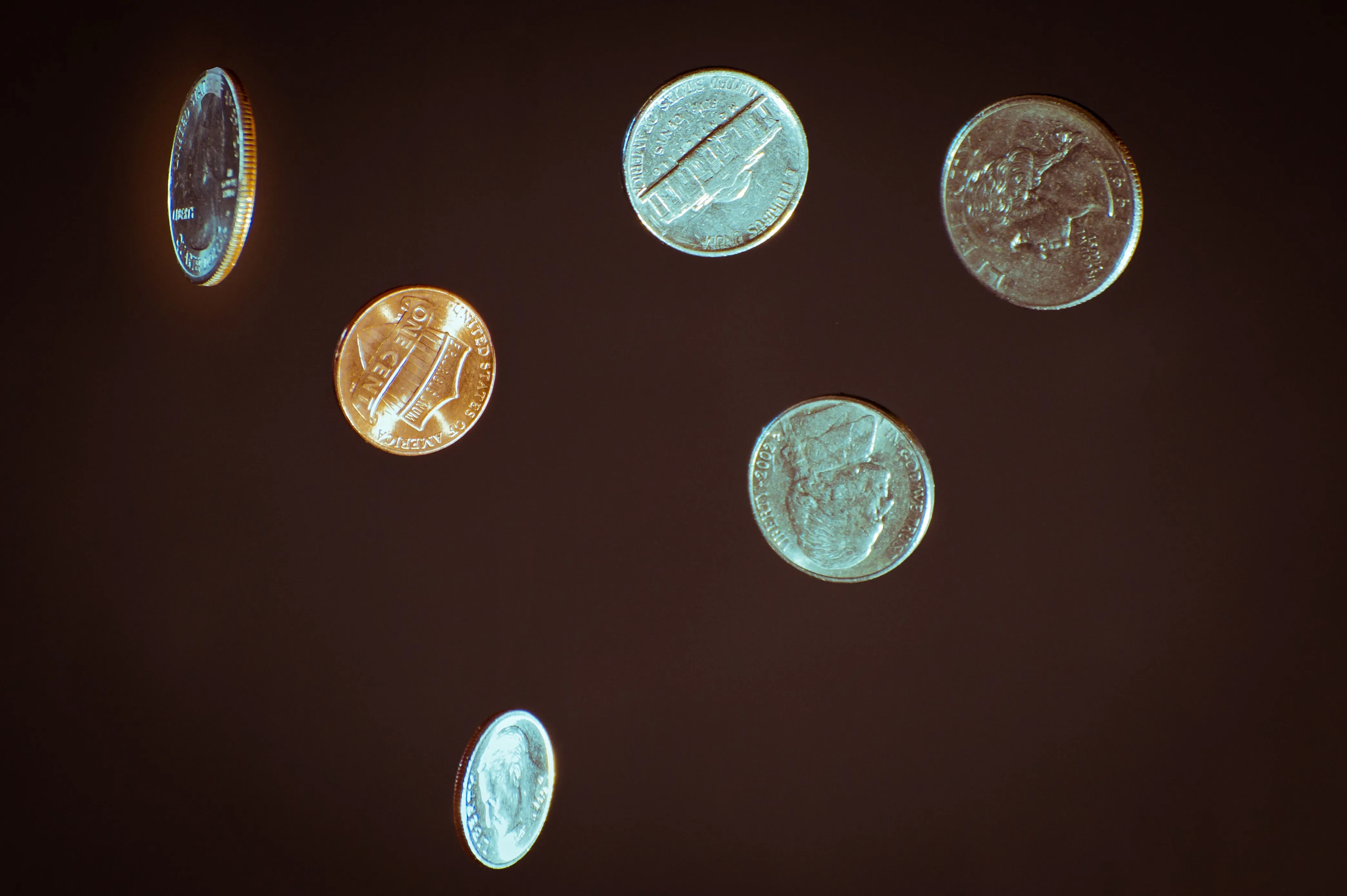 argent pièces de monnaie qui tombent