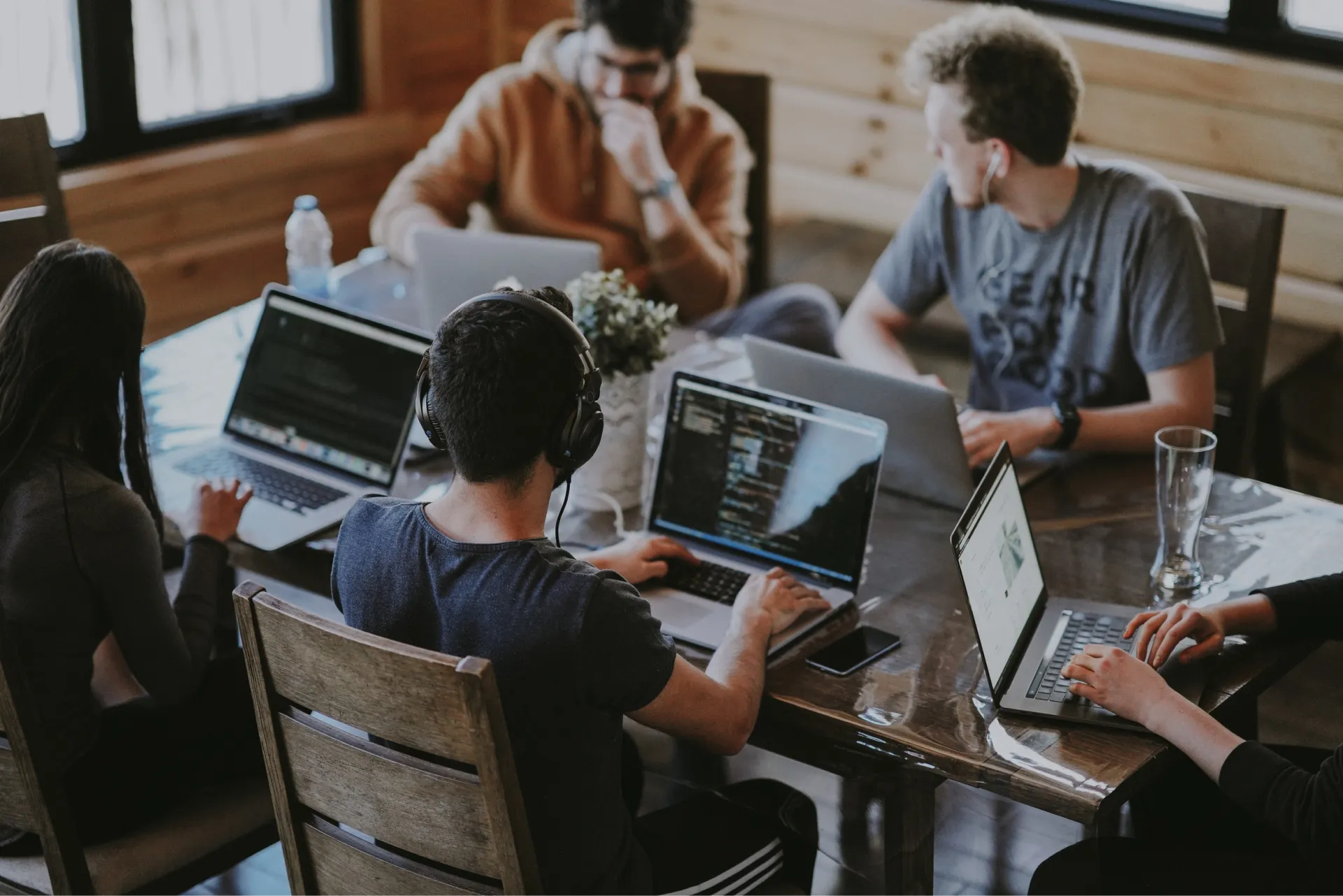 équipe de startupers travaillant sur ordinateur