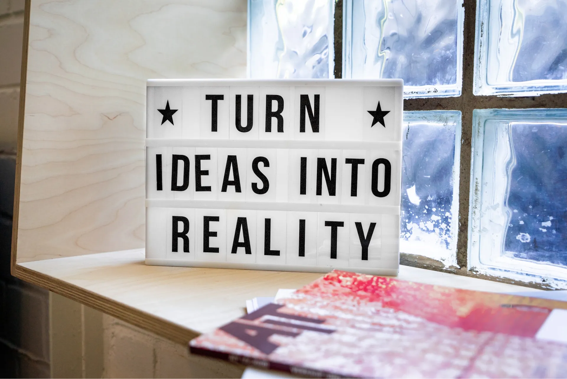 panneau indiquant "Turn ideas into reality"