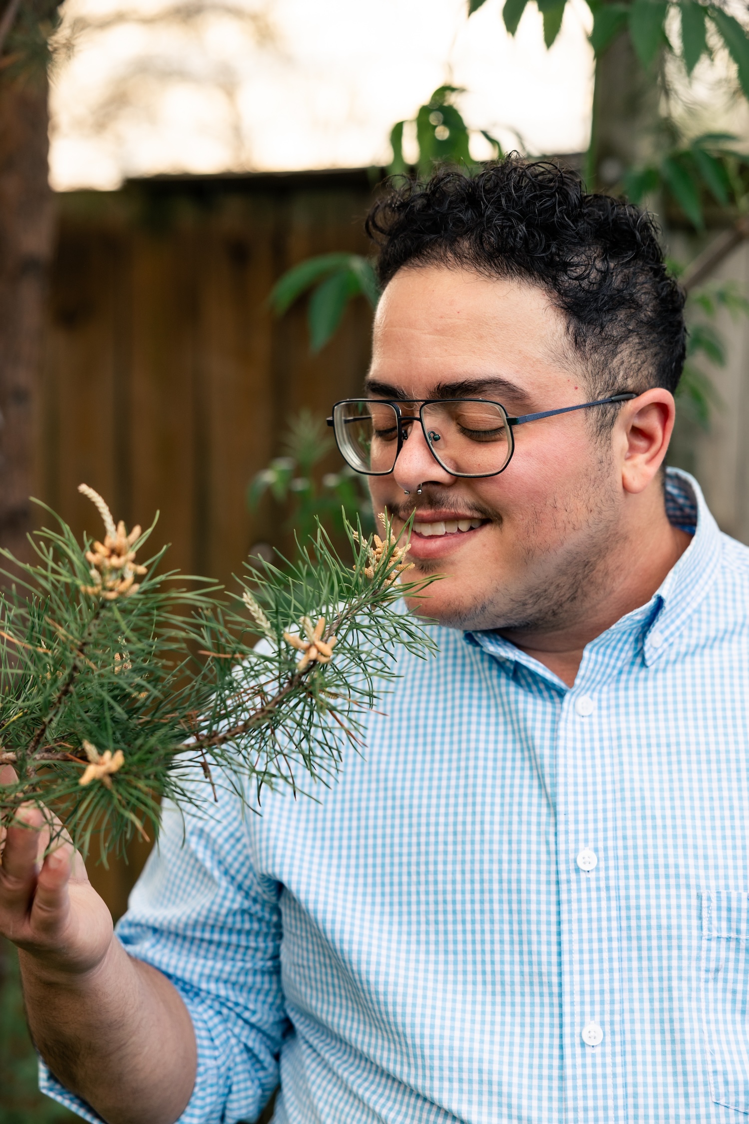 Aimi, an olive-skinned person, smells a pine tree