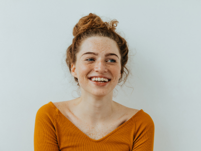 Kontakt Platzhalter Bild mit junger Frau in rotem Oberteil