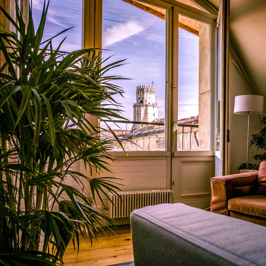 Intérieur élégant d'un appartement Airbnb à La Rochelle géré par un service de conciergerie professionnelle, avec décoration soignée et vue sur la ville.