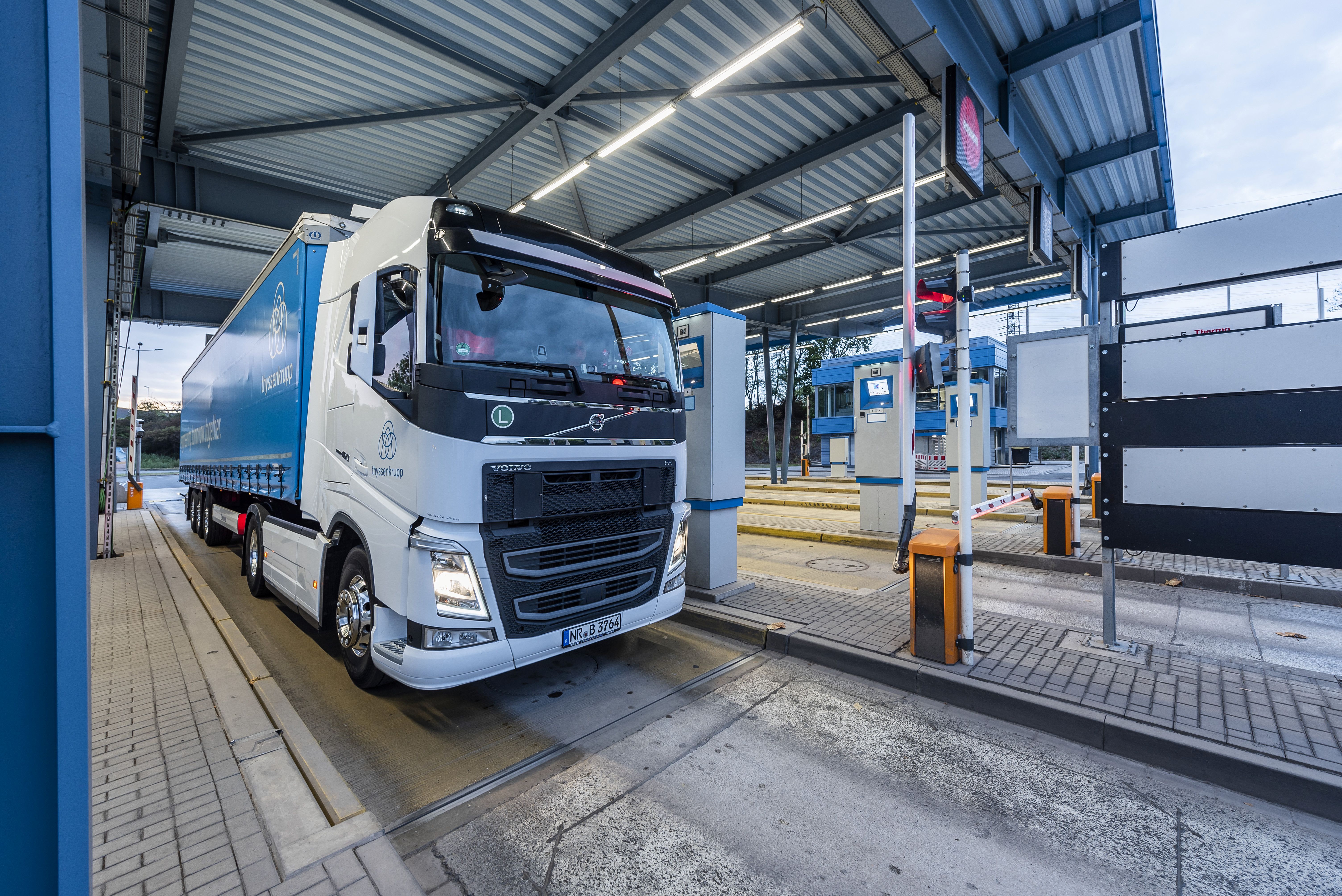 LKW bei der digitalen Torabfertigung von thyssenkrupp Steel