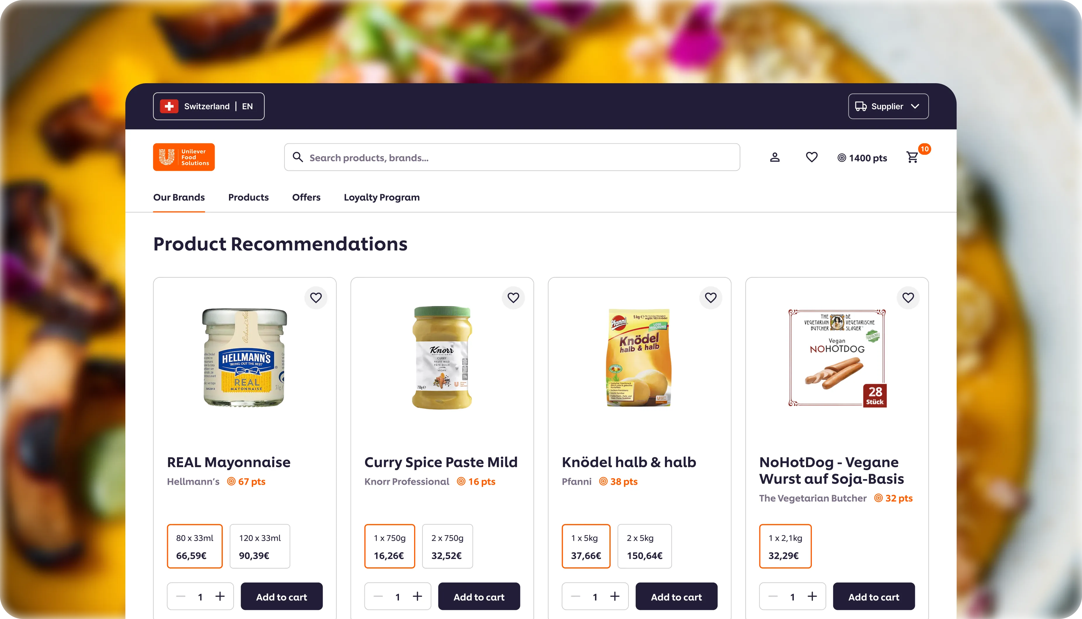 Heldenbild: Overlay der Desktop-Oberfläche des Unilever Food Solutions Webshops mit 4 detaillierten Produktkarten auf einem verschwommenen Hintergrund eines Tellers mit Lebensmitteln 