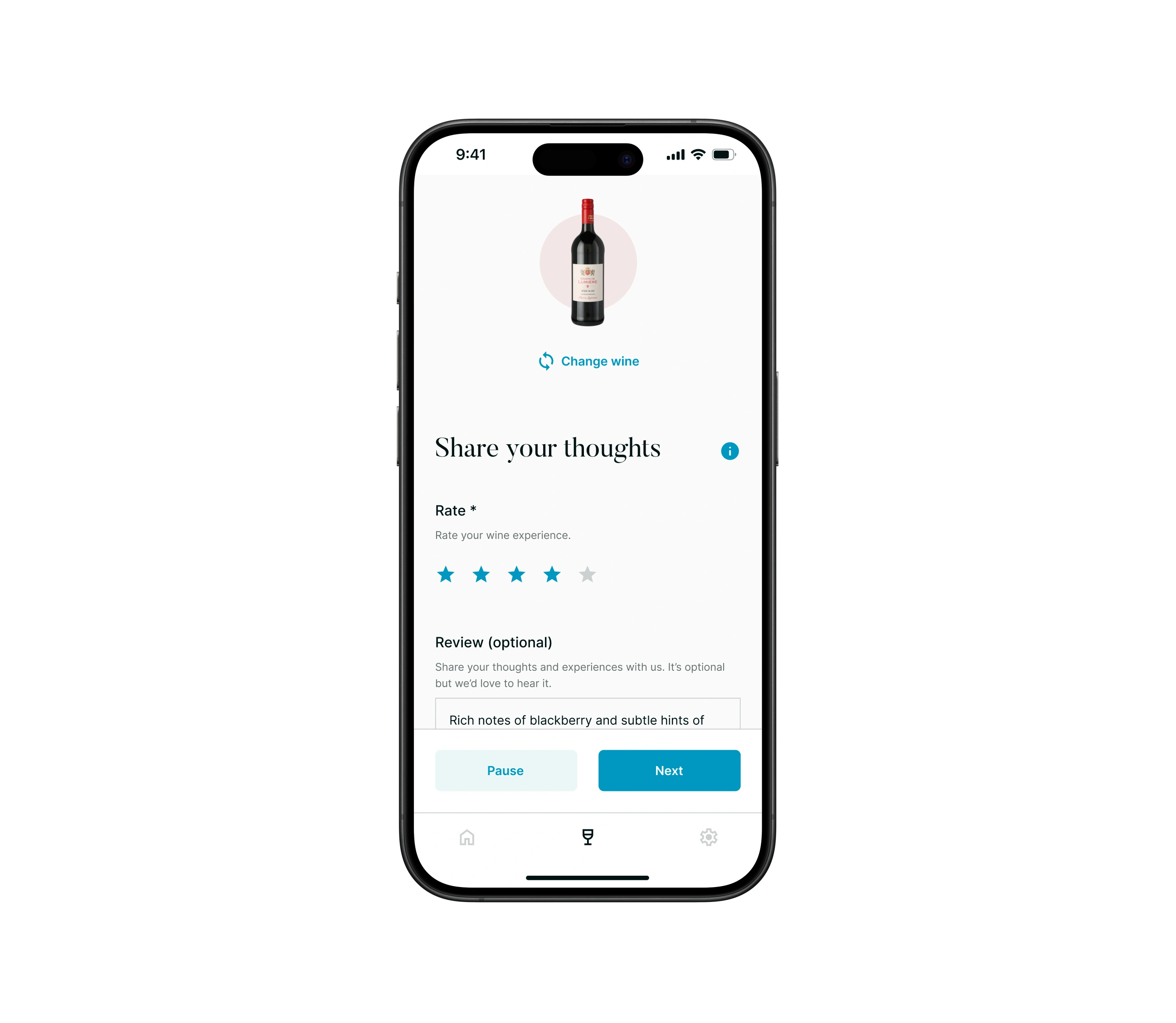 Smartphone-Bildschirm während der Weinbewertung, auf dem Nutzerinnen und Nutzer den Wein mit Sternen bewerten und optional einen Kommentar hinzufügen können.