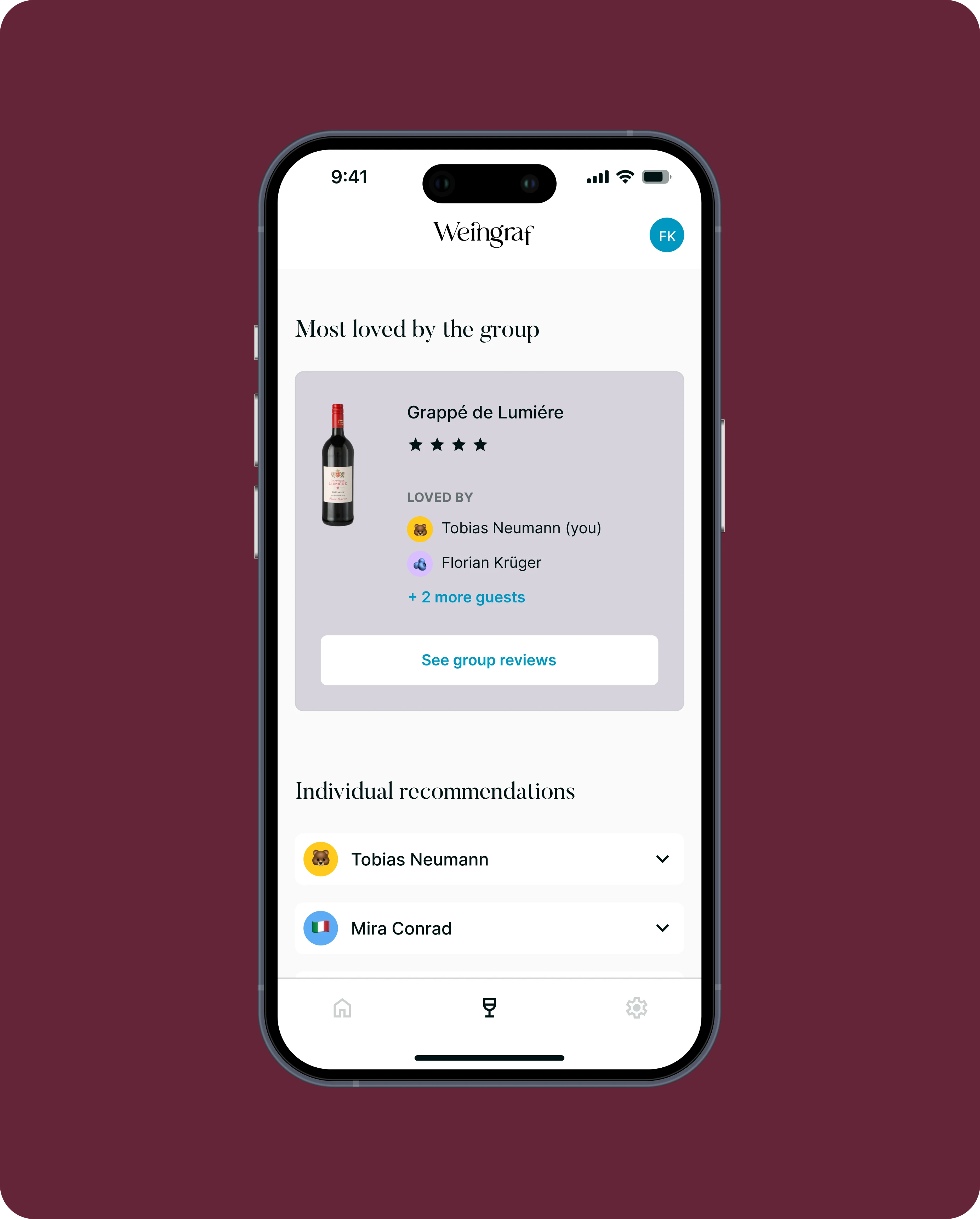 Smartphone-Mockup mit den Gruppenergebnissen vor weinrotem Hintergrund. Die Benutzeroberfläche zeigt den beliebtesten Wein der Gruppe sowie ein aufklappbares Element mit den Ergebnissen der weiteren Teilnehmenden.