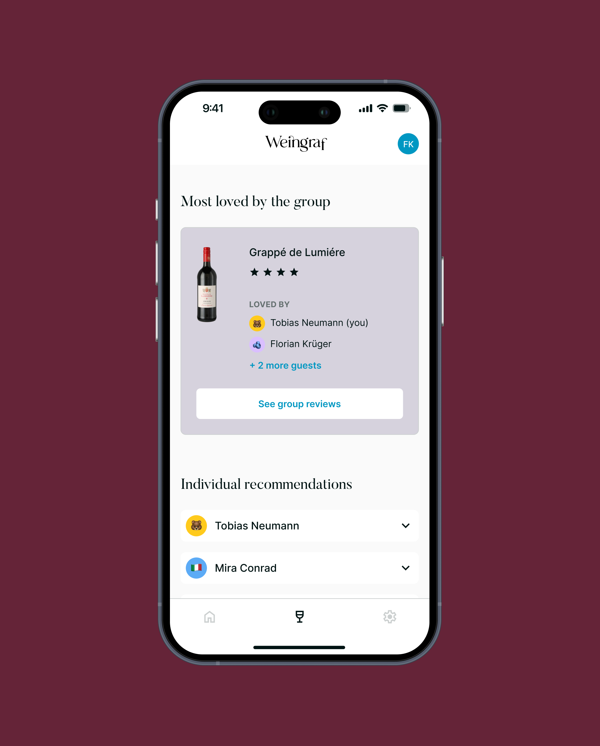 Smartphone-Mockup mit den Gruppenergebnissen vor weinrotem Hintergrund. Die Benutzeroberfläche zeigt den beliebtesten Wein der Gruppe sowie ein aufklappbares Element mit den Ergebnissen der weiteren Teilnehmenden.