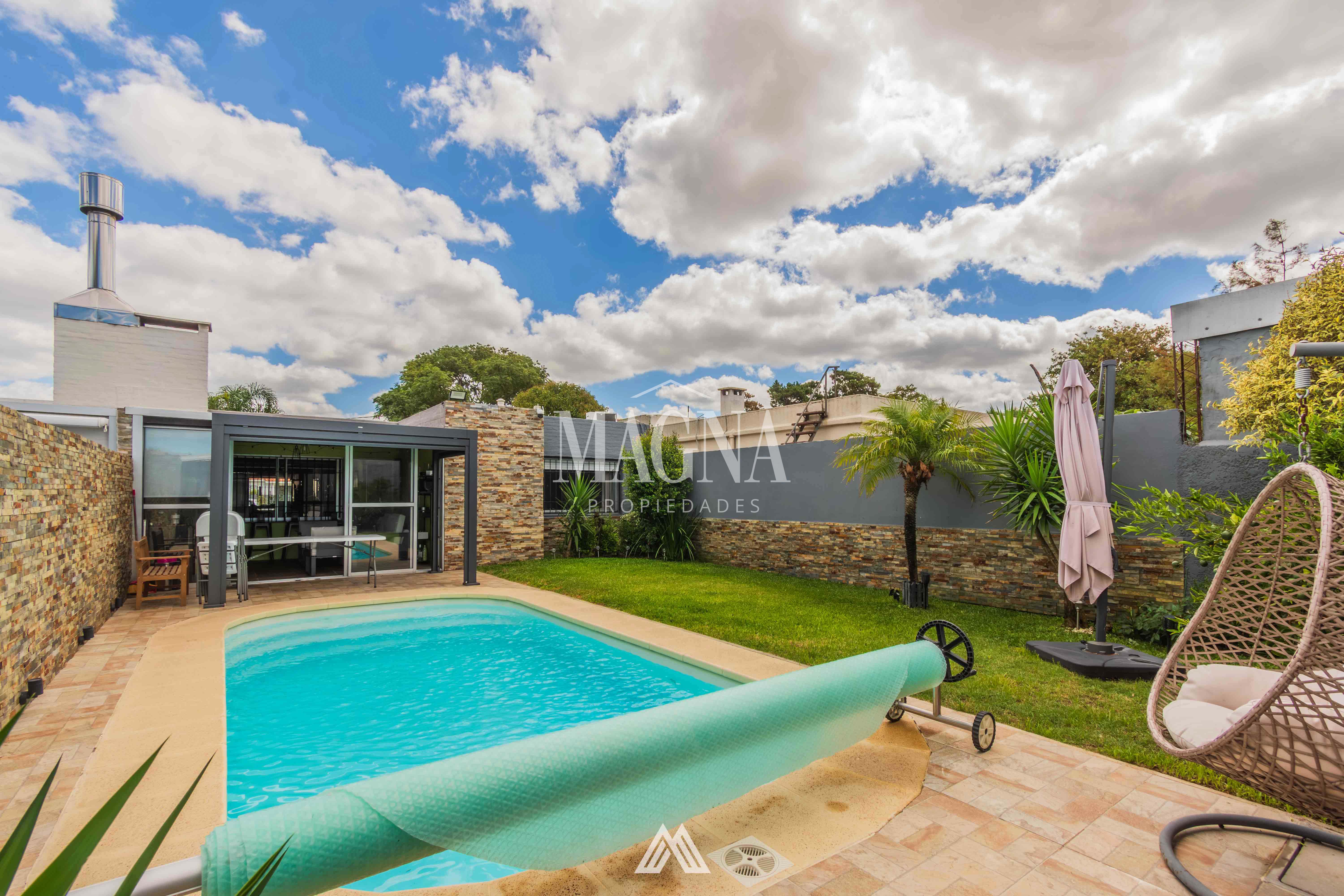 Casa reciclada en venta a pasos de la Rambla 3 Dormitorios | Solymar Sur