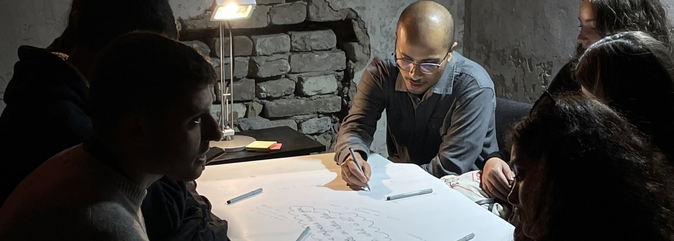Workshop résztvevők egy asztal körül