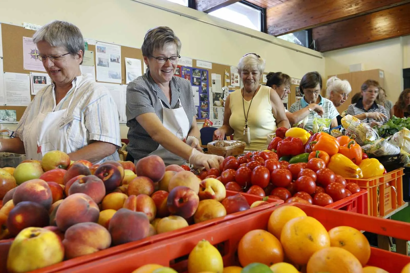 Berliner Tafel Volunteers sorting through food apples_web.jpg