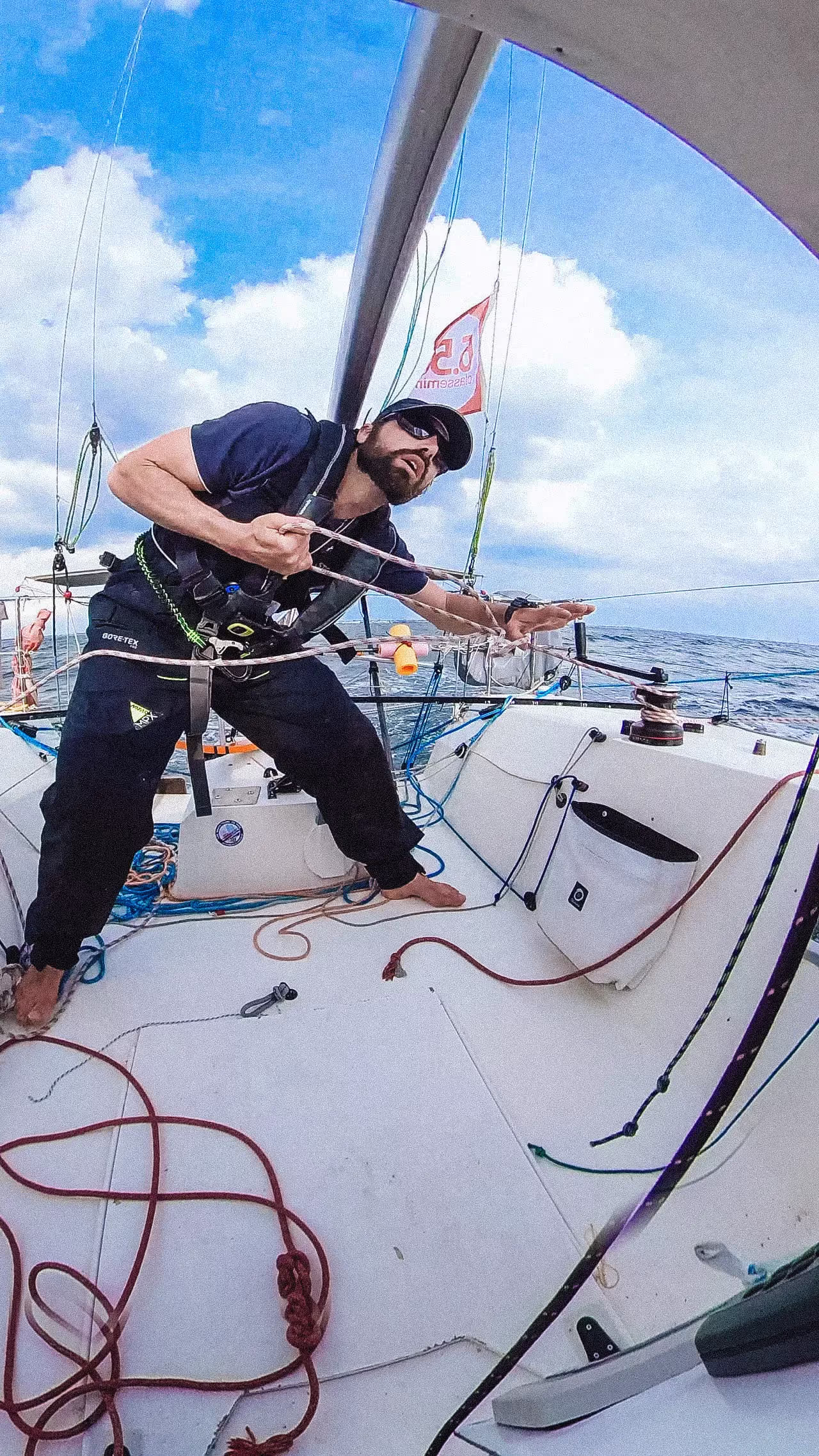 Antoine an train de tenir la barre du bateau