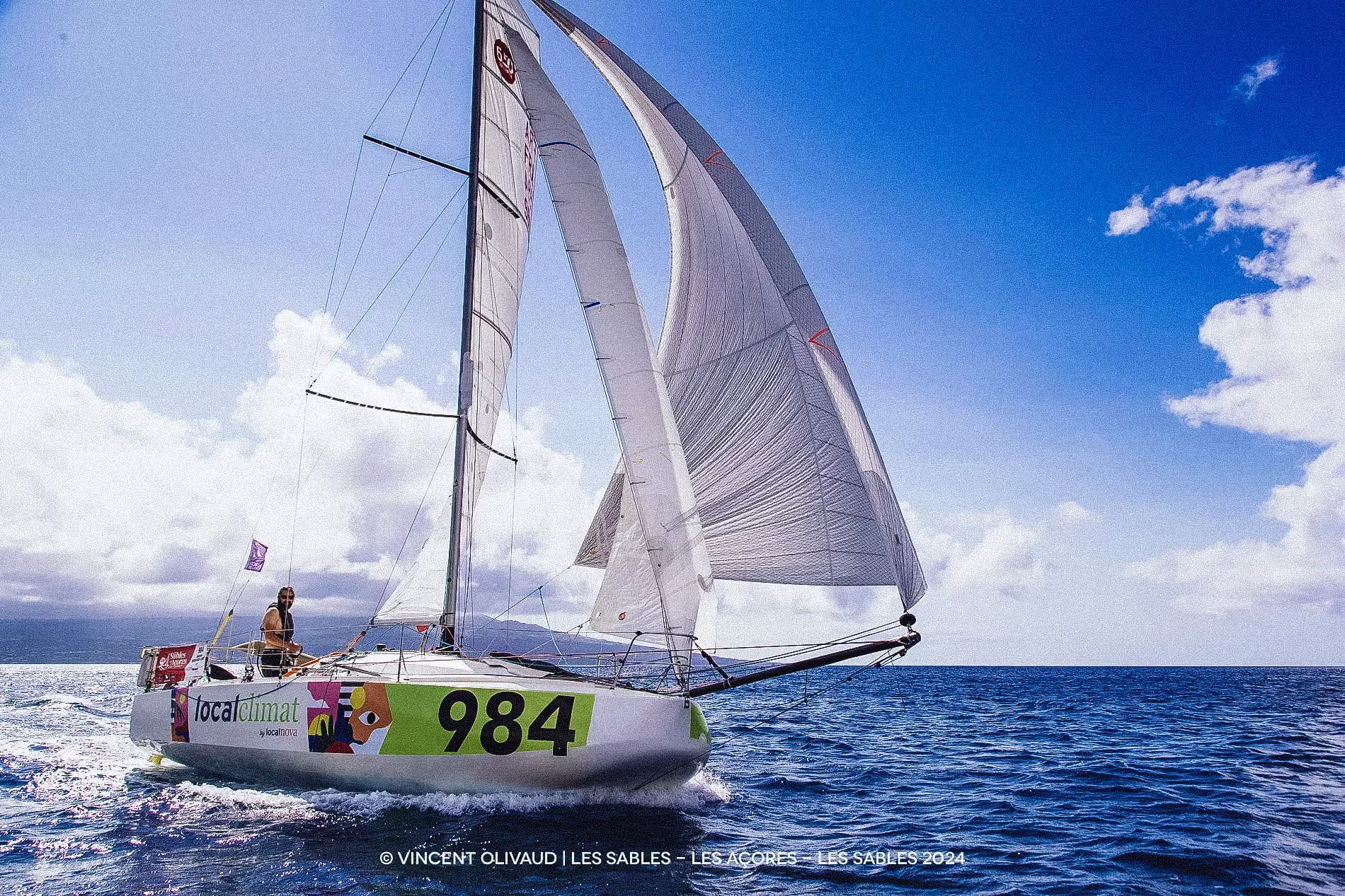 Le bateau Local Nova vue de côté, avec ses beaux designs ludiques