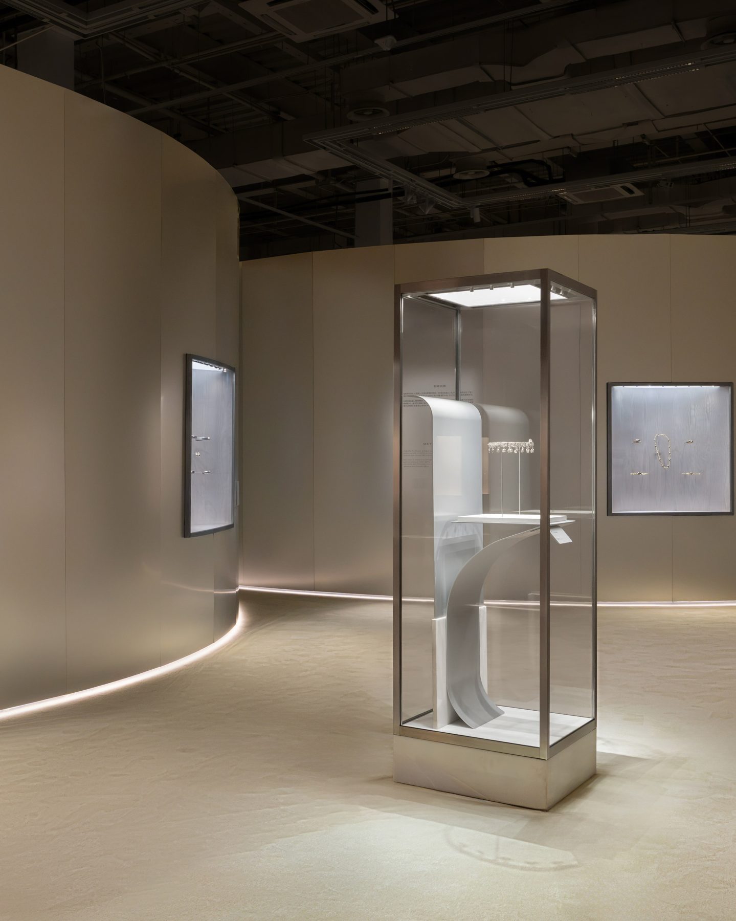 Silver Display Vitrine