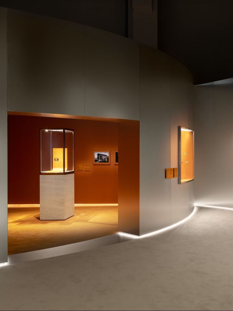 Amber Display Niche
