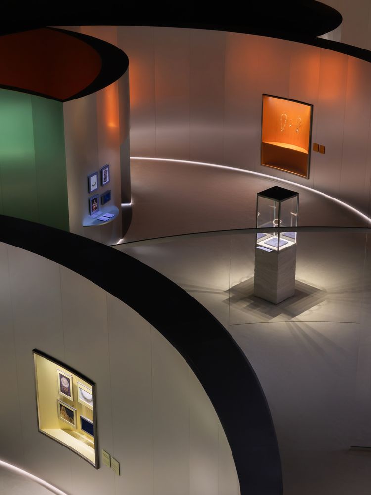 Curved Gallery Layout