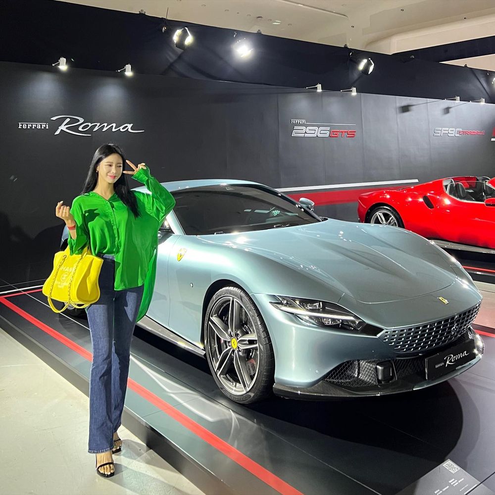 Silver Roma Display with Guest