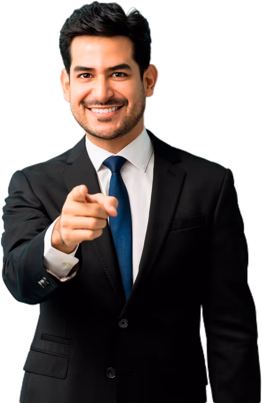 Hombre sonriente de traje negro y corbata azul señalando al frente.