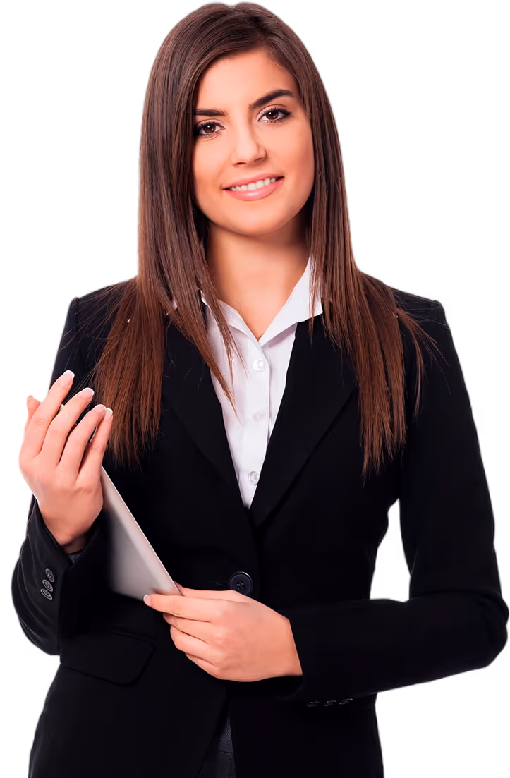 Mujer joven vestida con traje formal negro y camisa blanca, sonriendo y sosteniendo una tableta.