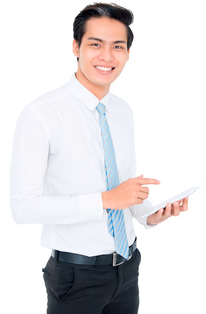 Hombre joven de negocios sonriente con camisa blanca y corbata azul claro, usando una tableta digital.
