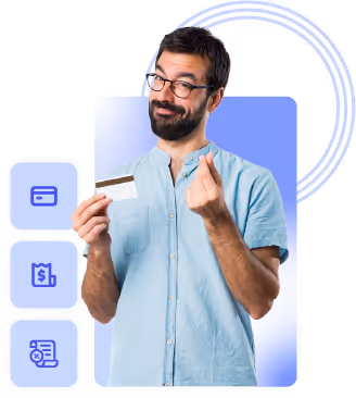 Hombre de camiseta azul claro con gafas sostiene una tarjeta de crédito mientras hace un gesto de dinero con la otra mano, acompañado de iconos financieros azules.