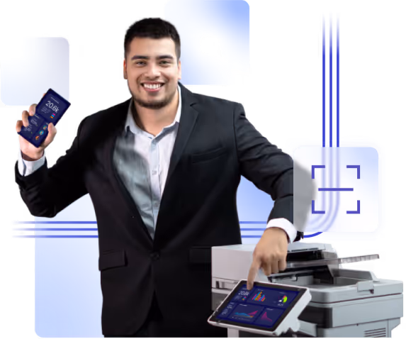 Hombre sonriente vestido con saco negro sostiene un teléfono móvil y toca una pantalla táctil de una impresora multifuncional.