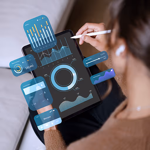Persona usando una tableta con gráficos financieros y datos digitales superpuestos, mientras sostiene un lápiz digital.
