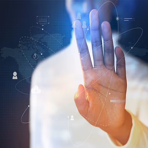 Mano extendida frente a fondo digital con iconos y gráficos tecnológicos flotantes.