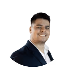 Hombre con chaqueta negra y camisa blanca sonriendo sobre fondo transparente.