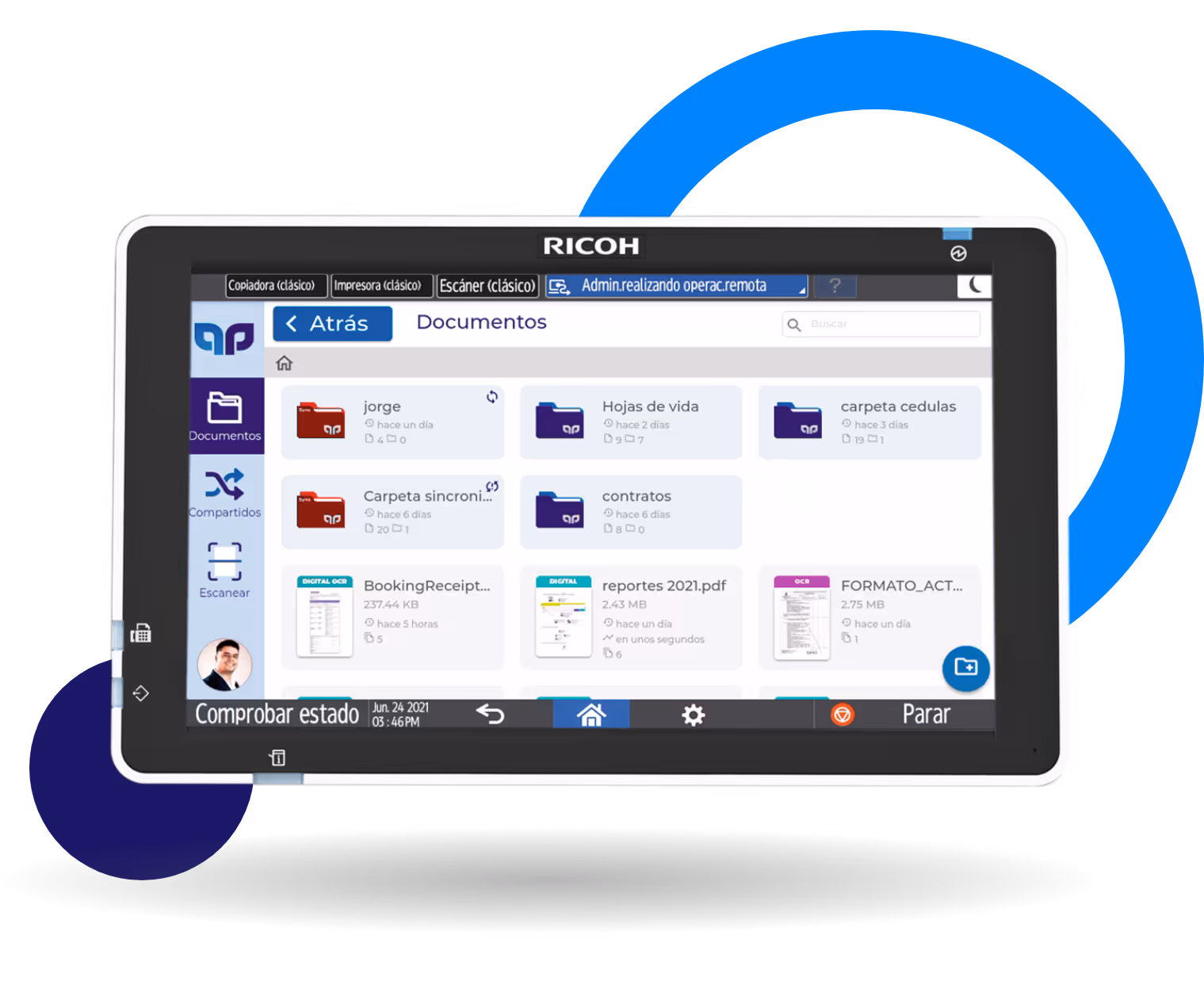 Pantalla táctil de dispositivo Ricoh mostrando una interfaz con carpetas y documentos, incluyendo opciones para documentos, compartidos y escanear.