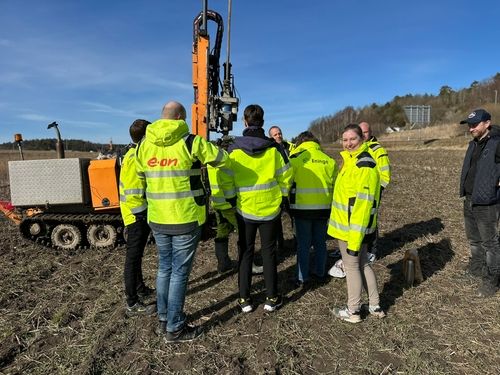Geoteknisk borrning i mark där Digital ledningsanvisning används för att minska risken för skador på underjordisk infrastruktur.